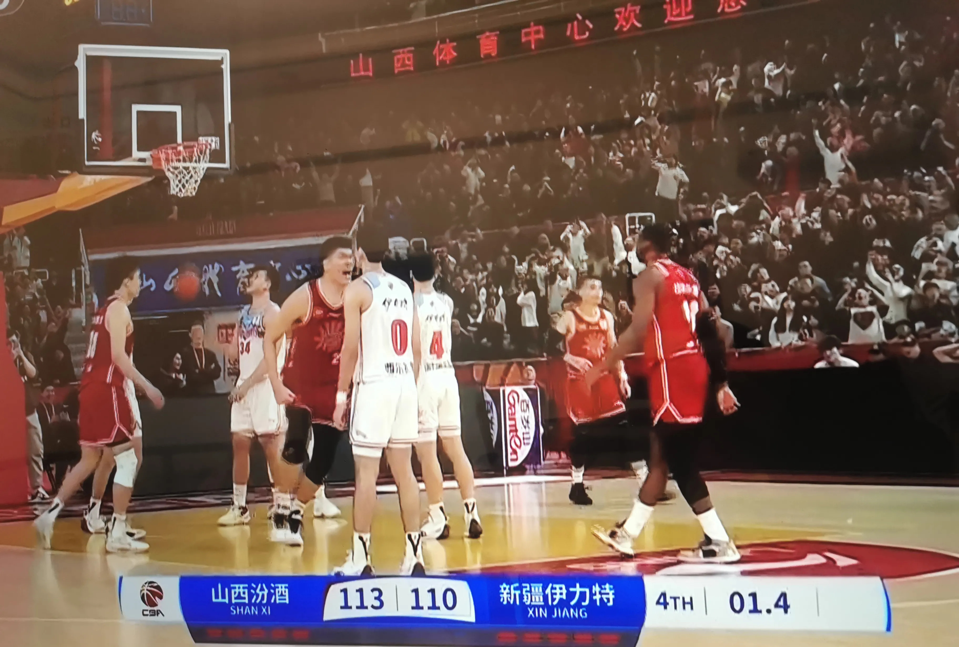 包含前场大个子表现火爆，助球队力挺连胜的词条
