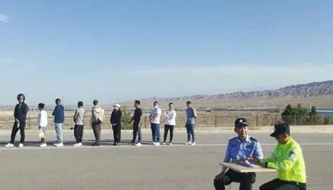 里昂后防稳固，攻守兼顾赢得赞誉的简单介绍