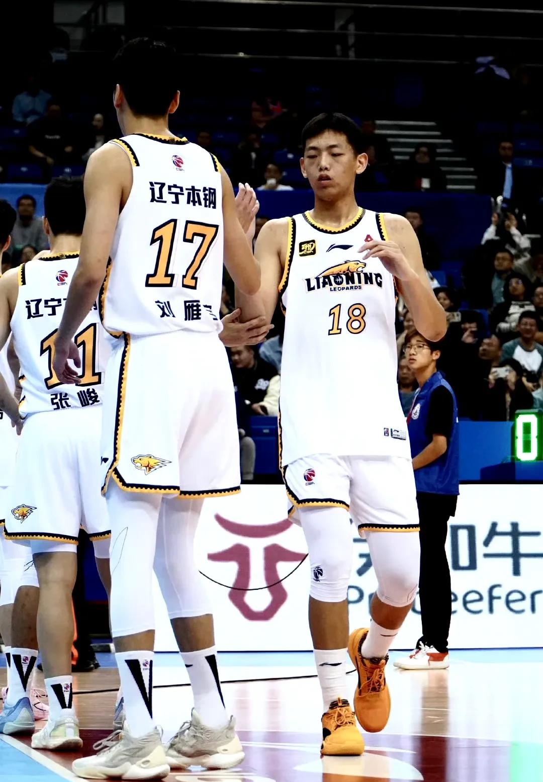 江苏男篮在辽宁战胜对手，守住领先地位