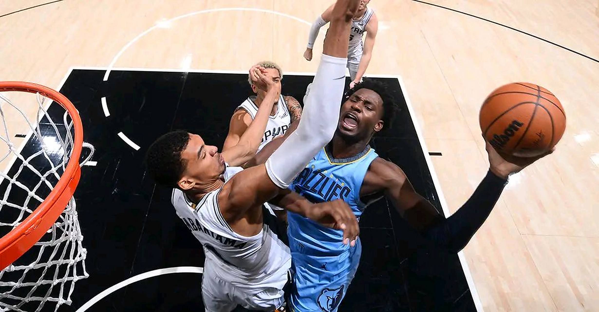 尼克斯战胜黄蜂，实现逆转