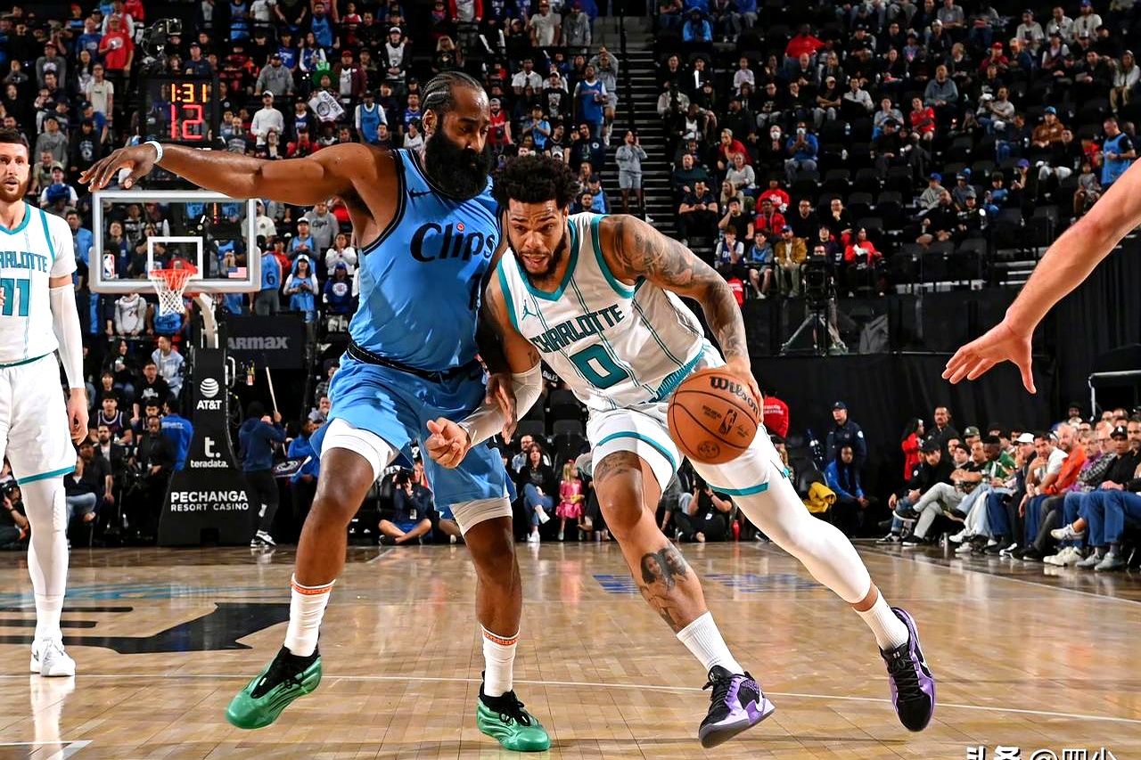 快船主场大胜黄蜂，乔治上演大号三双的简单介绍