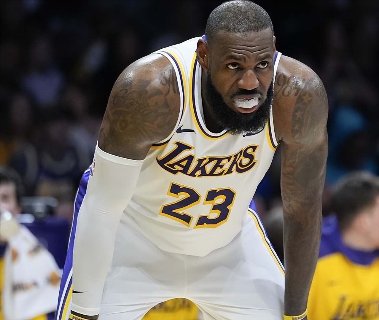 湖人背靠背战胜爵士，浓眉低迷表现不影响比赛的简单介绍